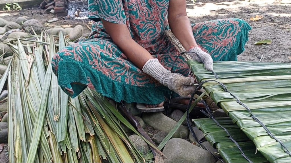 " Cop On" adalah kegiatan yang dilakukan masyarakat untuk menambah penghasilan.